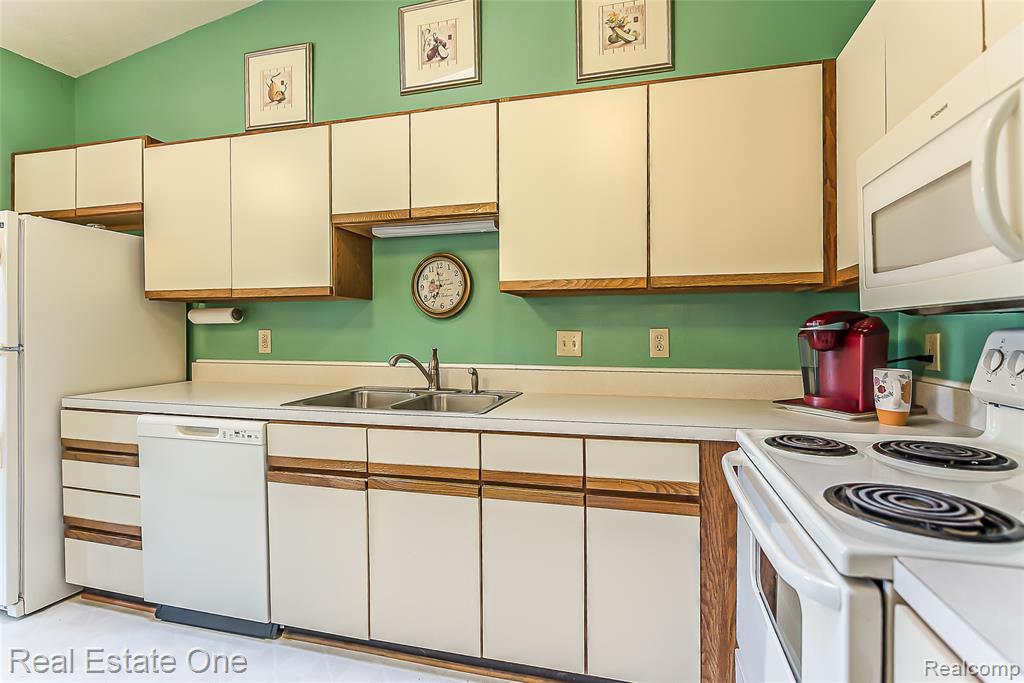 62511 RALEIGH Court, 5, South Lyon, MI 48178 — Photo 12