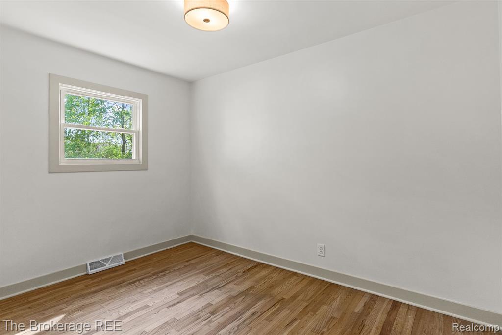 5857 BERKLEY Drive, Waterford, MI 48327 — Photo 20
