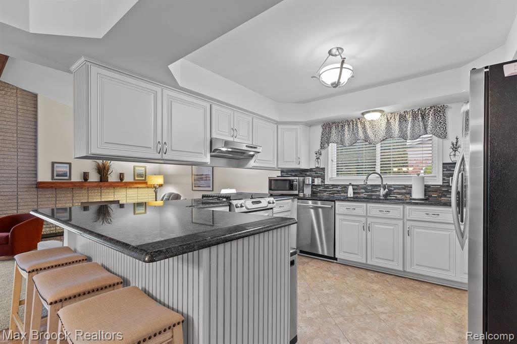 975 HUNTSFORD Drive, Troy, MI 48084 — Photo 5