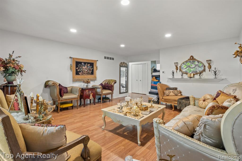 27557 W Echo Valley, 153, Farmington Hills, MI 48334 — Photo 7