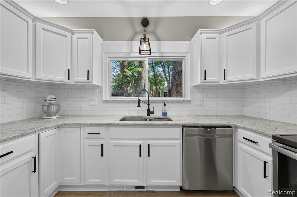 6646 Yarborough Drive, Utica, MI 48316 — Photo 18