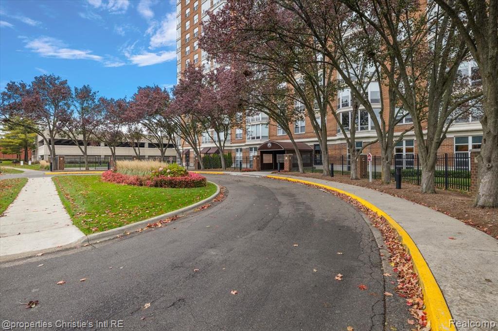 250 E Harbortown Drive, 705, Detroit, MI 48207 — Photo 4