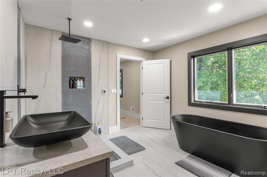 5029 Forest Valley Drive, Clarkston, MI 48348 — Photo 57