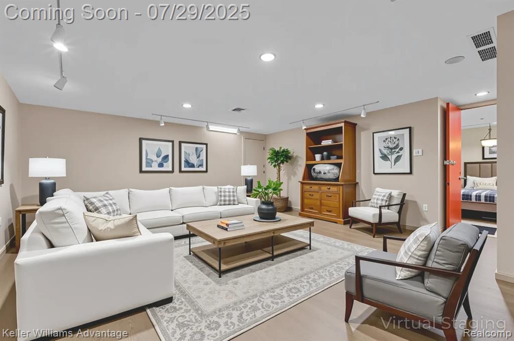6660 Ridgefield Circle, 104, West Bloomfield, MI — Photo 24