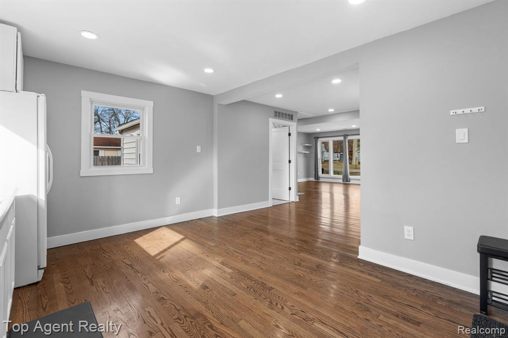 8608 Grace st Street, Shelby Twp, MI 48317 — Photo 10