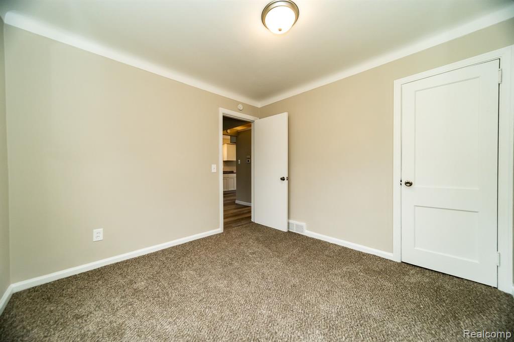 634 W HARWOOD Avenue, Madison Heights, MI 48071 — Photo 22