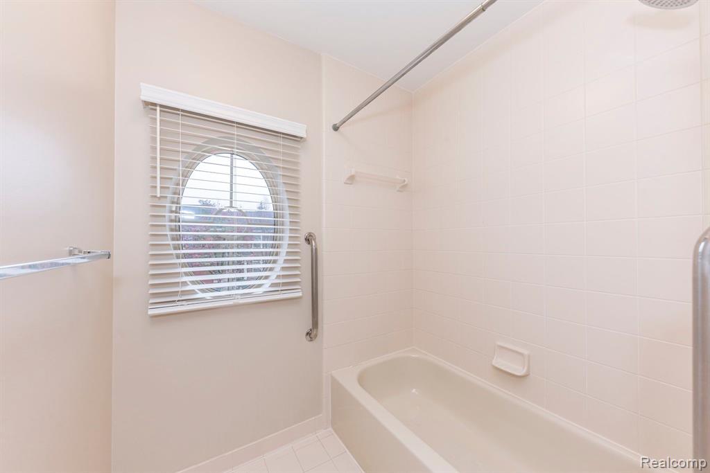 7246 Gateway Drive, West Bloomfield, MI — Photo 48