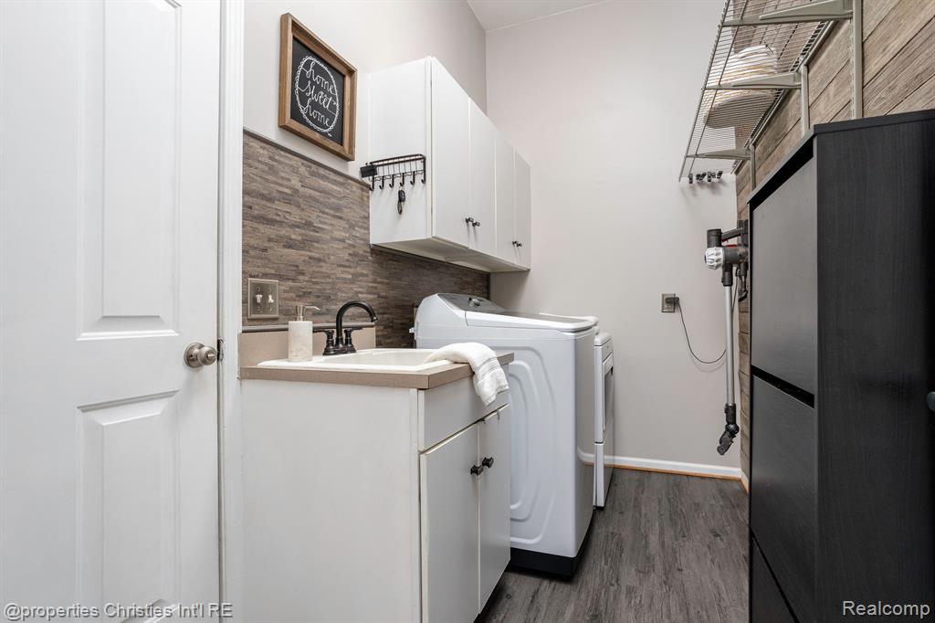 45571 IRVINE Drive, Novi, MI — Photo 23