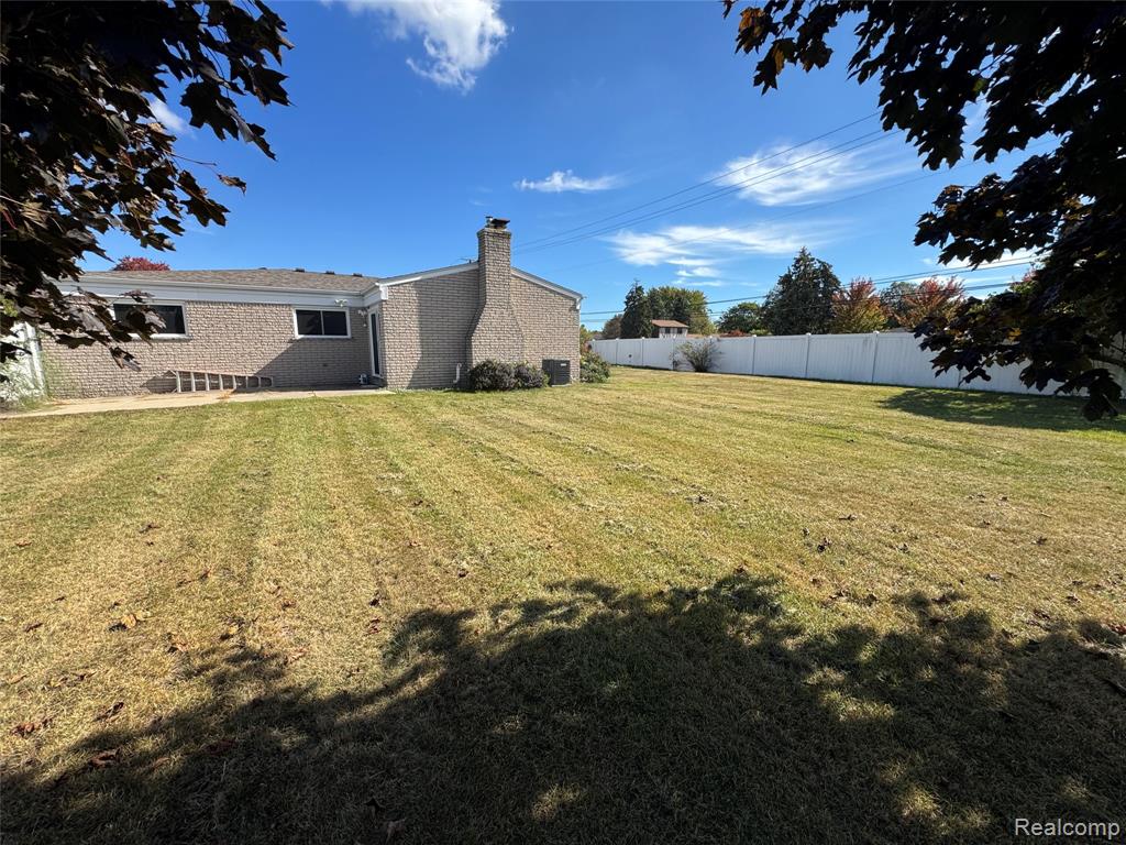 43005 FREEPORT Drive, Sterling Heights, MI 48313 — Photo 24