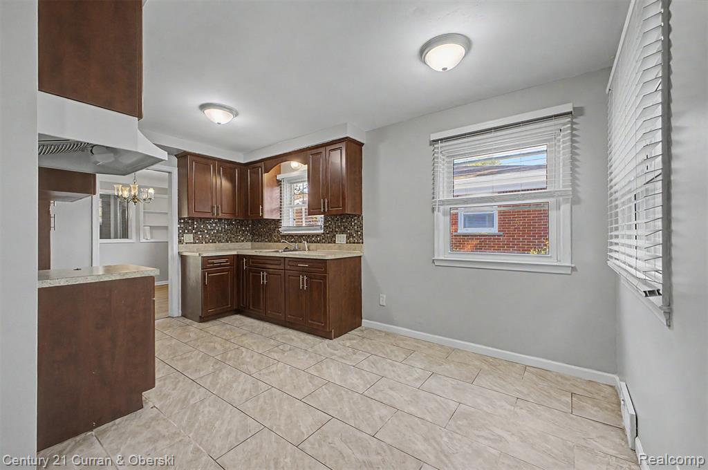 8212 GLENGARY Street, Dearborn Heights, MI 48127 — Photo 20