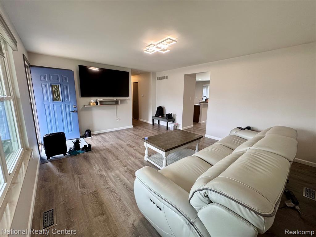 40684 Village Wood Road, Novi, MI — Photo 4