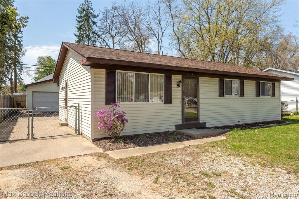 47445 DEQUINDRE Road, Rochester Hills, MI 48307 — Photo 21