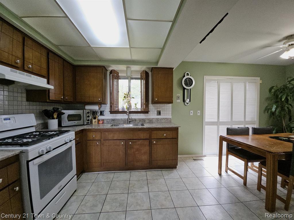 39622 University Drive, Sterling Heights, MI 48310 — Photo 13