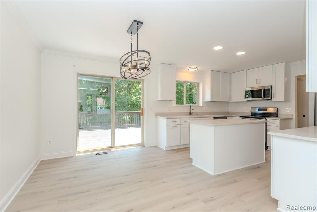 526 COVE VIEW Drive, Waterford, MI 48327 — Photo 21