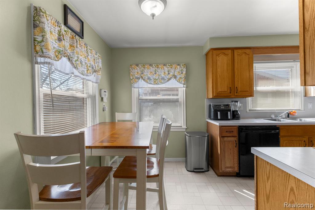 8246 LOCHDALE Street, Dearborn Heights, MI 48127 — Photo 16