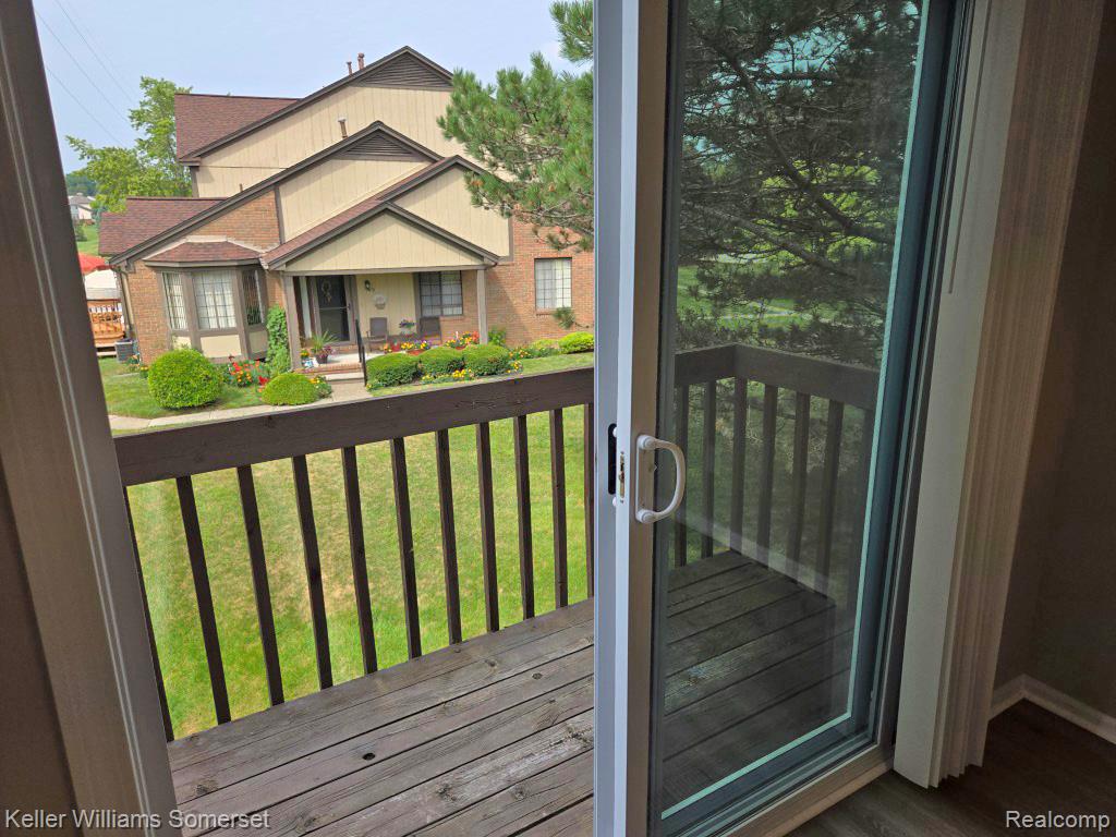 71 Meadow Wood Drive, Rochester Hills, MI 48307 — Photo 18