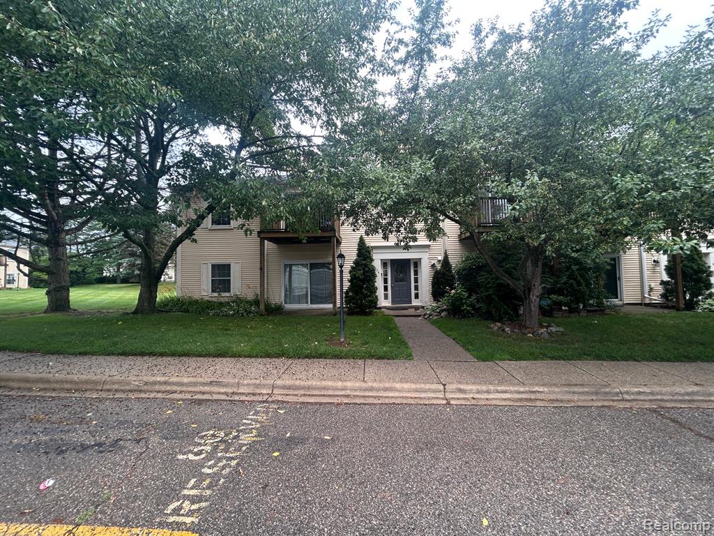 924 CHESTNUT HILL Drive, Auburn Hills, MI 48326 — front exterior