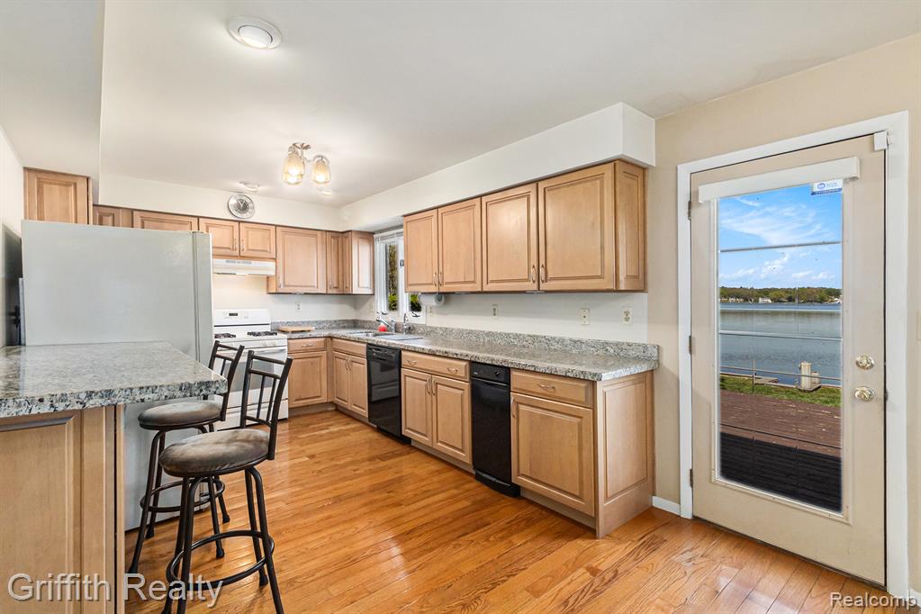 8570 Riverside Drive, Brighton, MI 48116 — Photo 14