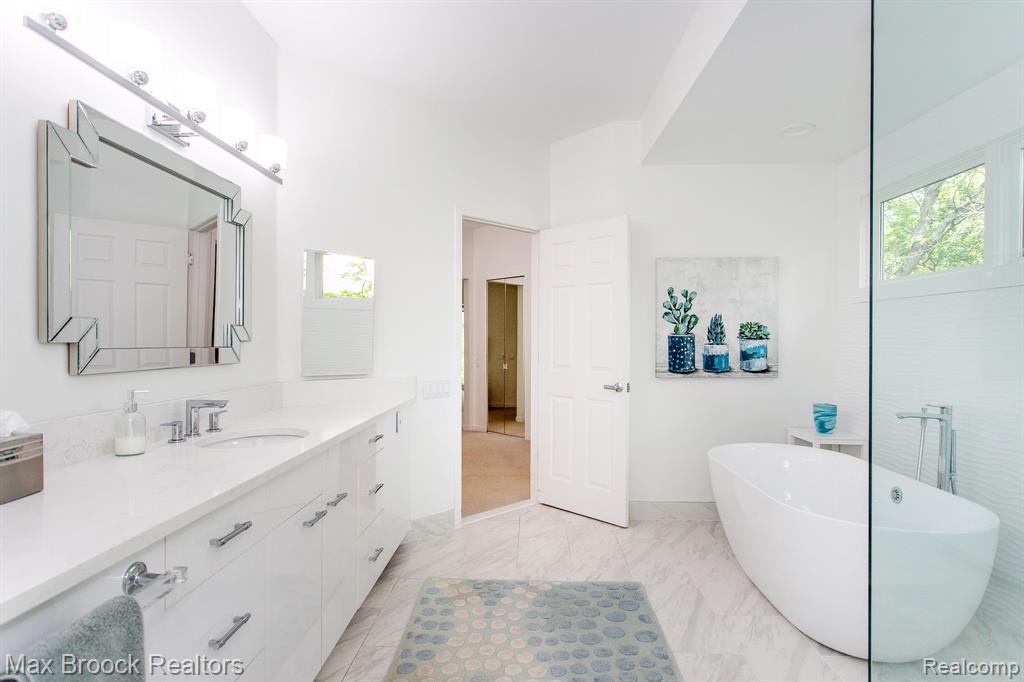 6524 Pleasant Lake Court, West Bloomfield, MI — Photo 35