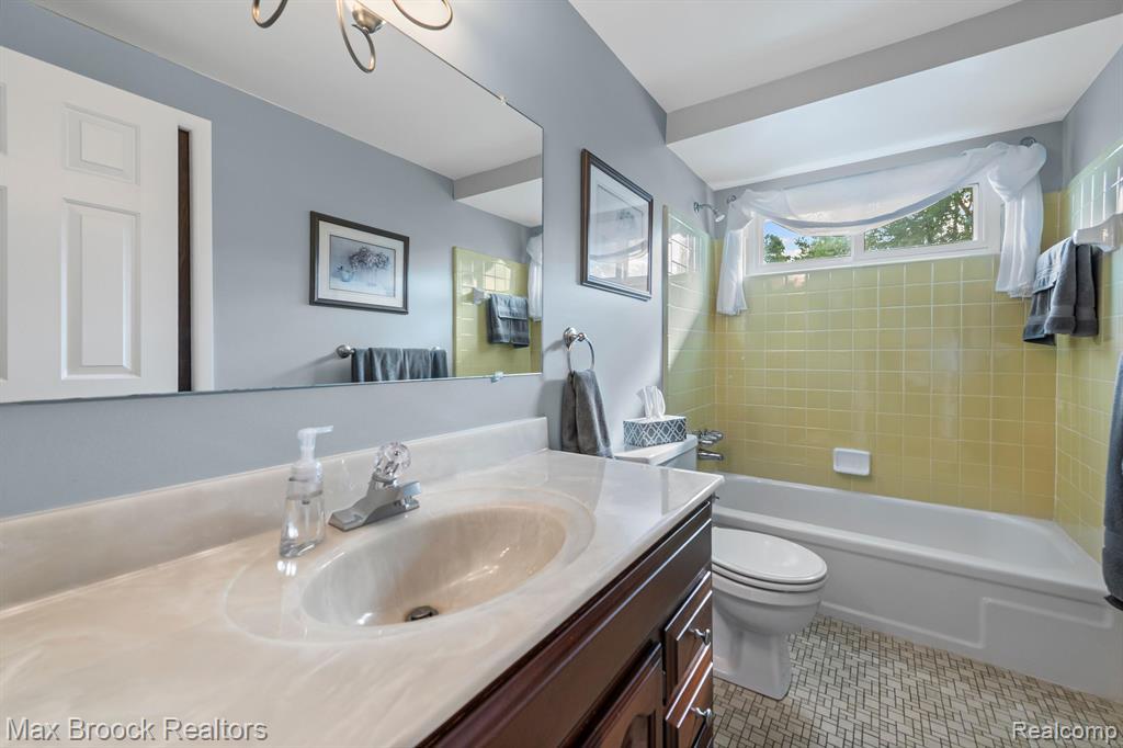44018 Bannockburn Drive, Canton, MI 48187 — Photo 12