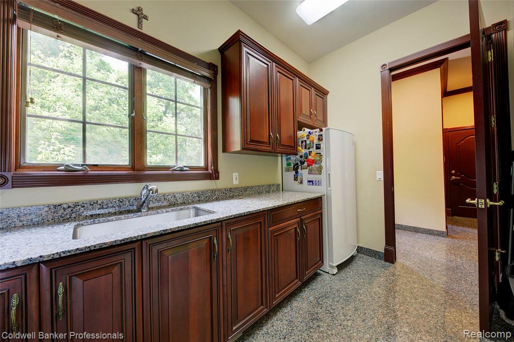 4546 Forest Edge Lane, West Bloomfield, MI 48323 — Photo 36