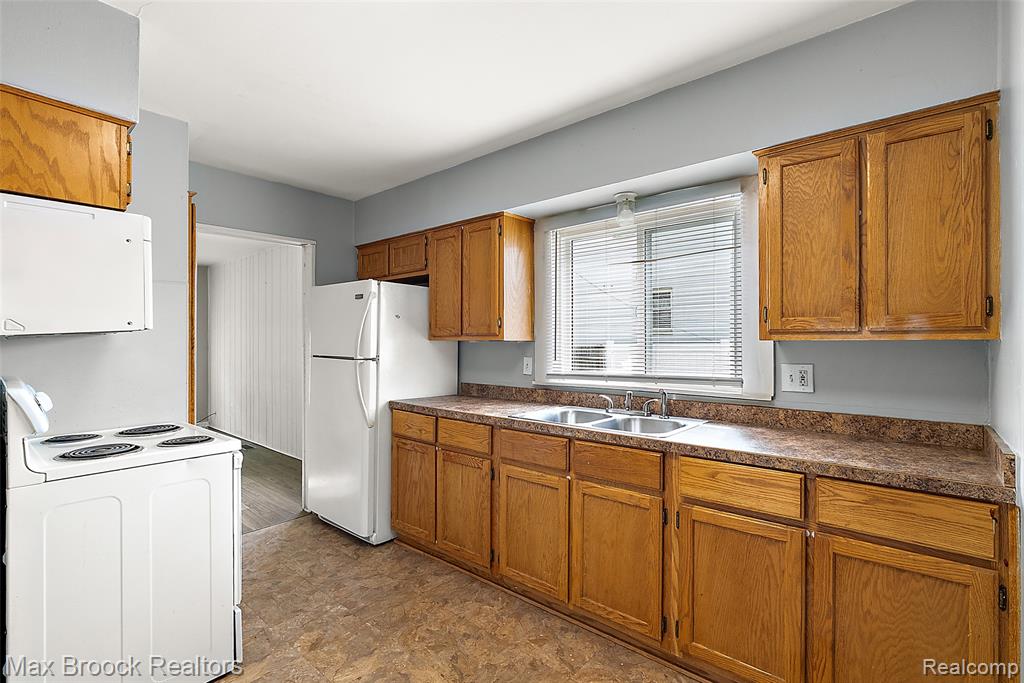 41 E Madge Avenue, Hazel Park, MI 48030 — Photo 7