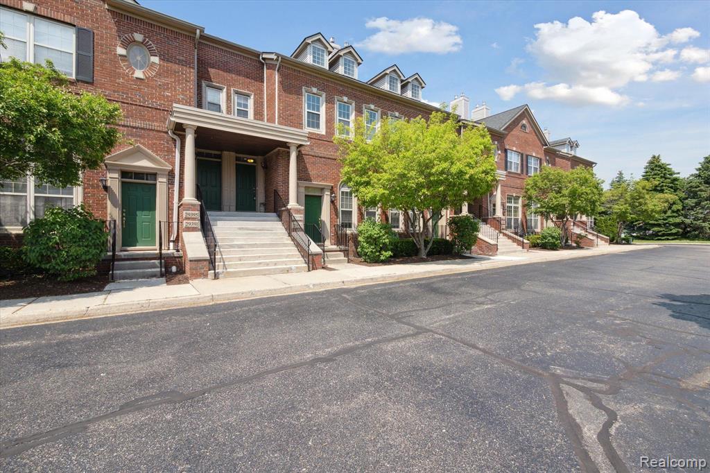 29399 GLEN OAKS Boulevard E, Farmington Hills, MI 48334 — Photo 2