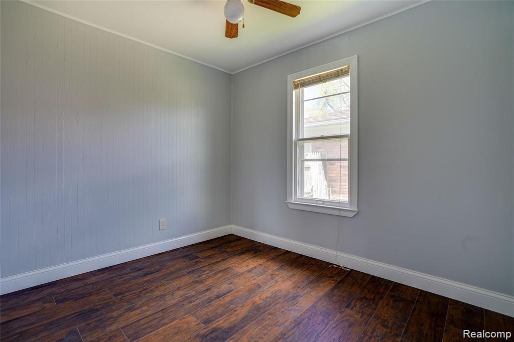 577 E BRICKLEY Avenue, Hazel Park, MI 48030 — Photo 11