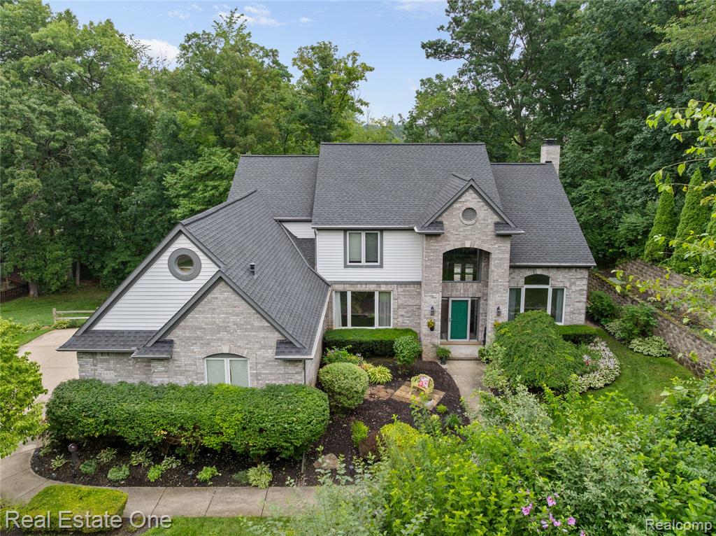 5471 Parkside Drive, Brighton, MI 48114 — front exterior