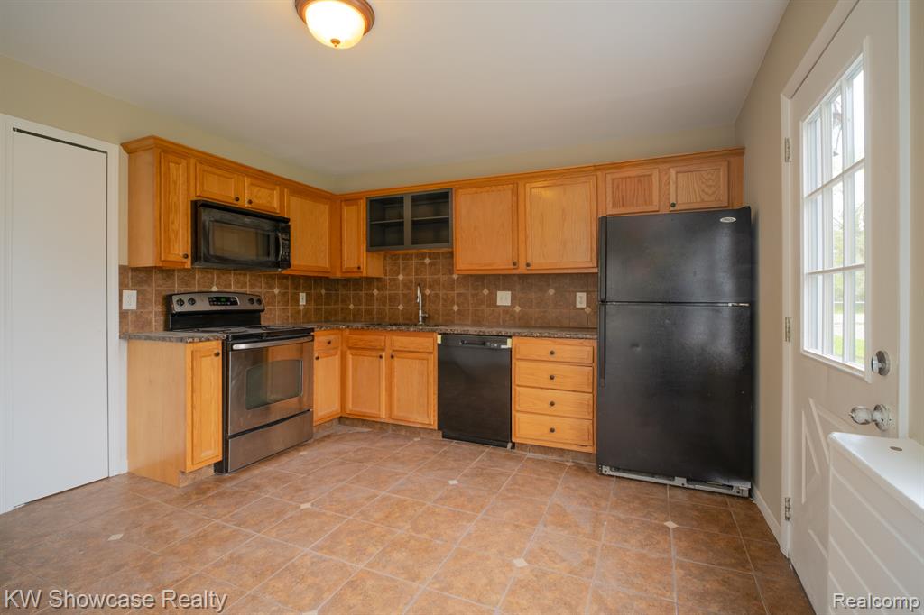 786 GLENGARY Road, Commerce Twp, MI 48390 — Photo 12