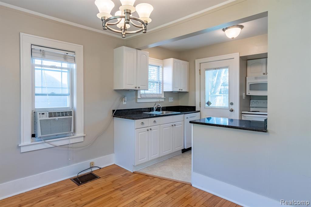 934 N CENTER Street, Royal Oak, MI 48067 — Photo 5