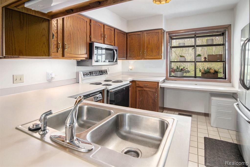 578 OAKBROOK Circle, Flushing, MI 48433 — Photo 5