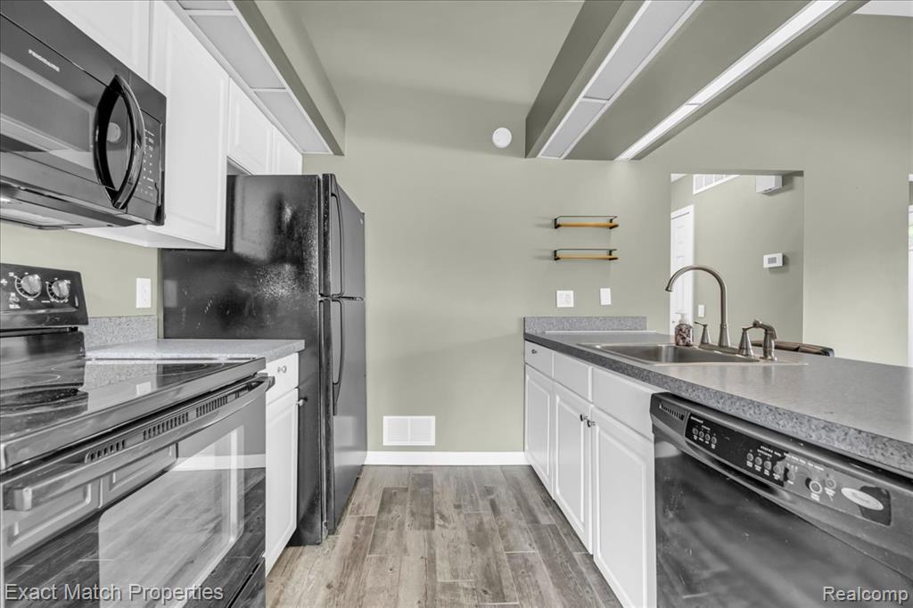 4 Willow Way, Waterford, MI 48328 — Photo 16