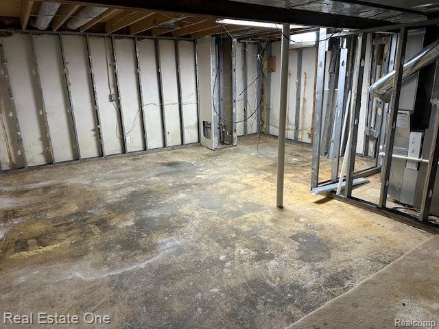 942 Hogarth Avenue, Waterford, MI 48328 — Photo 20