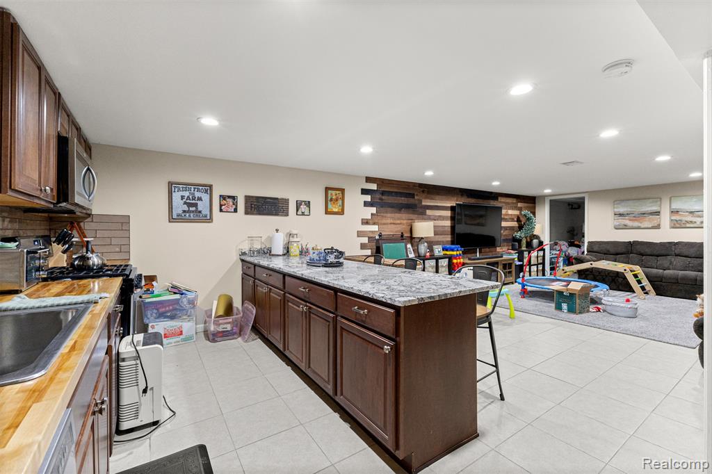 8570 Rockland Street, Dearborn Heights, MI 48127 — Photo 32
