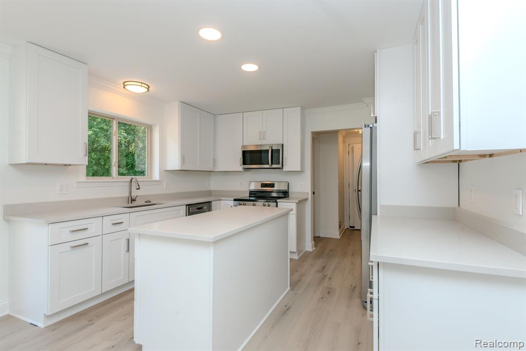 526 COVE VIEW Drive, Waterford, MI 48327 — Photo 18
