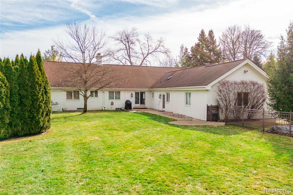21774 East River Road, Grosse Ile, MI 48138 — Photo 9
