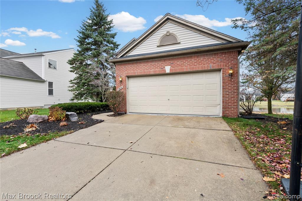 9894 High Meadow Drive, Ypsilanti, MI 48198 — Photo 40