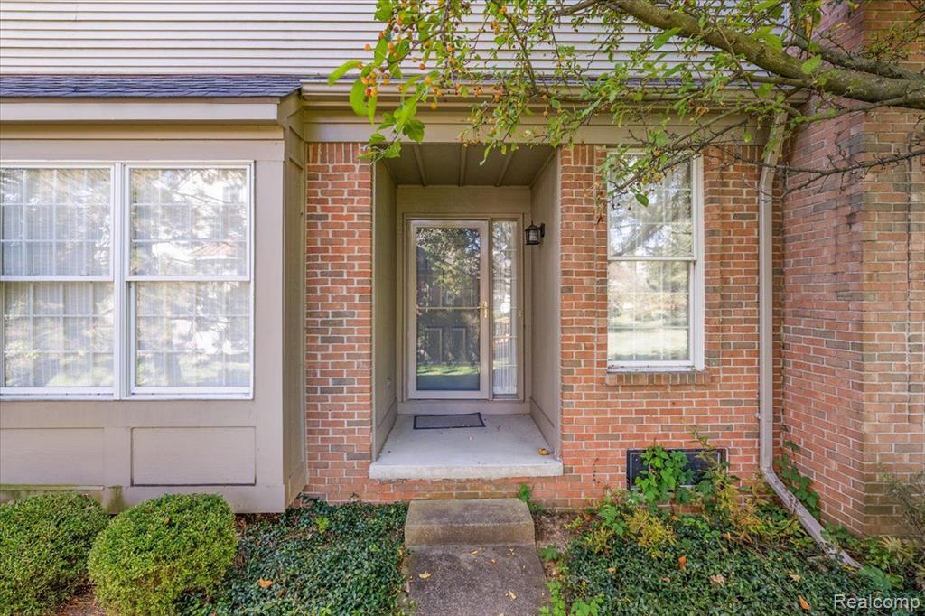 833 GARNET Court, Rochester, MI 48306 — Photo 6