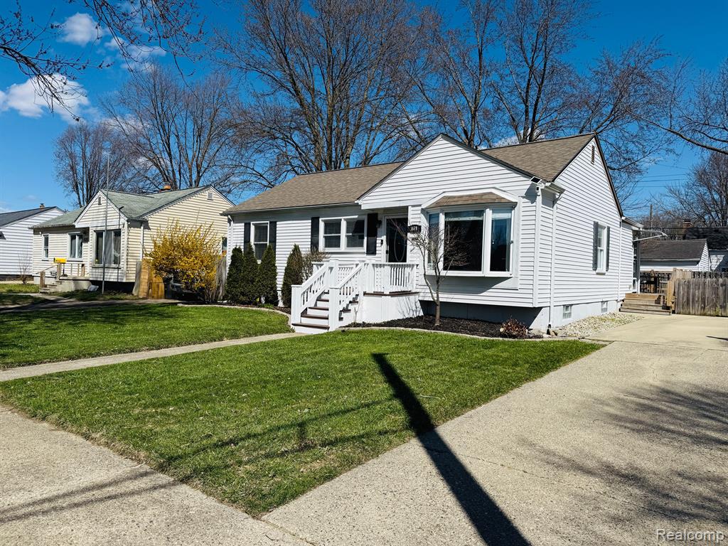 669 CHIPPEWA Street, Mount Clemens, MI 48043 — Photo 2