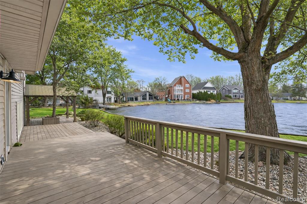 5370 Edgelake Drive, Pinckney, MI 48169 — Photo 32