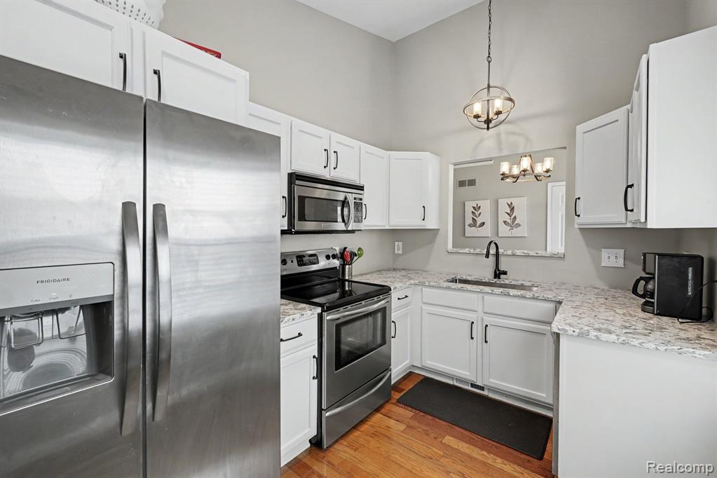 524 Mill Pond Drive, Fenton, MI 48430 — Photo 9