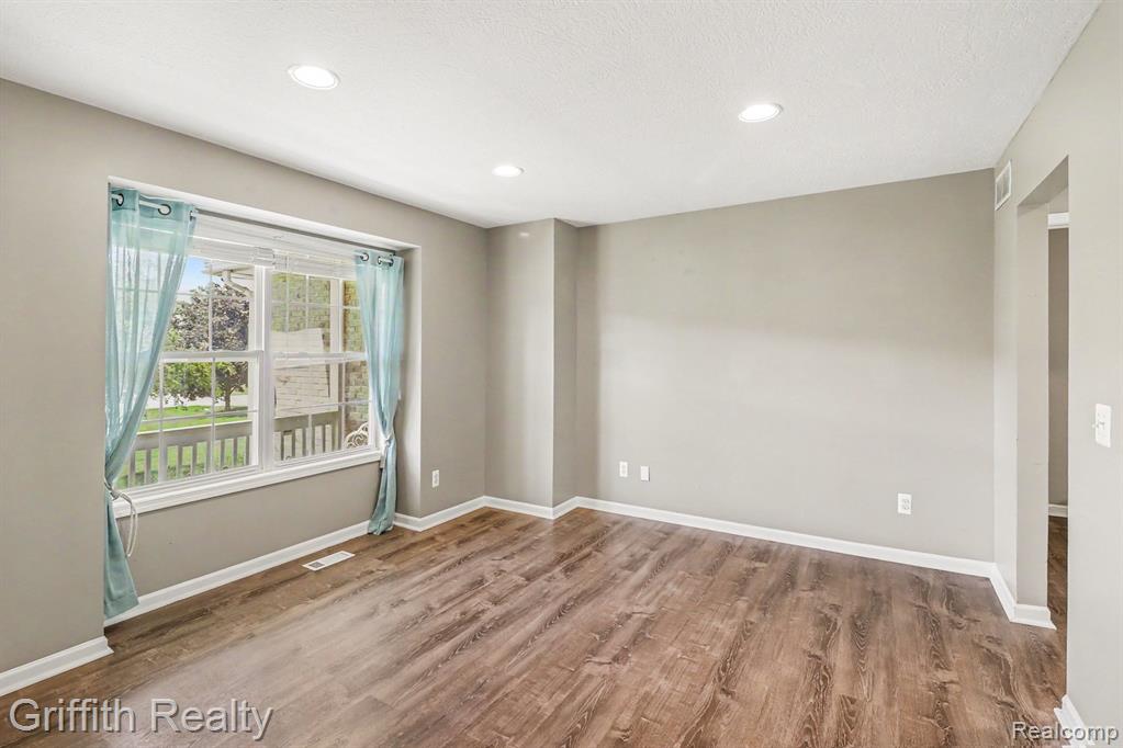 7055 Augustine Court, Fenton, MI 48430 — Photo 9