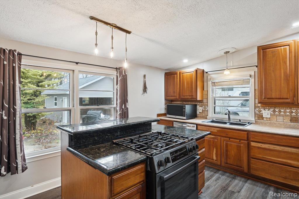 8537 Moms Drive, Belleville, MI 48111 — Photo 10