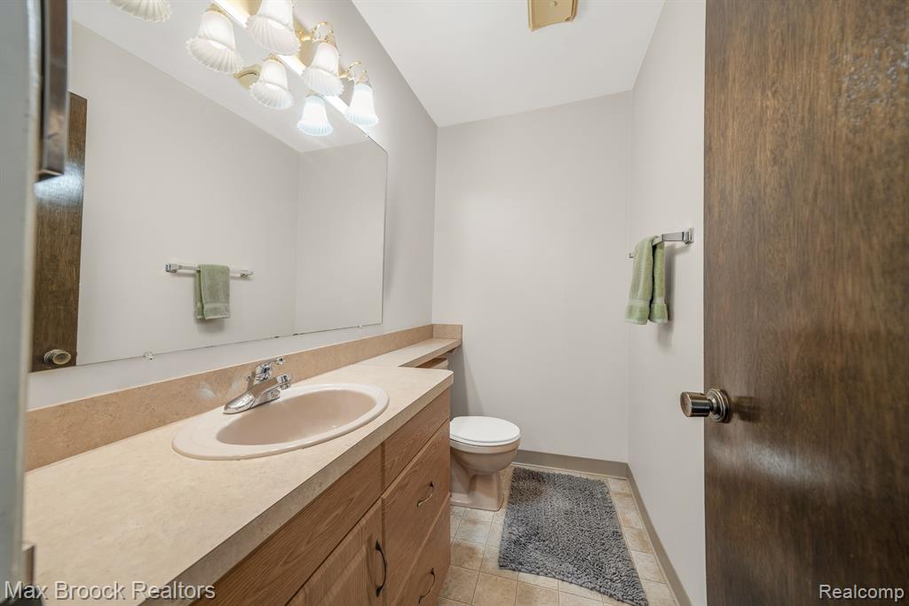 8691 Edgewater Lane, Warren, MI 48093 — Photo 9