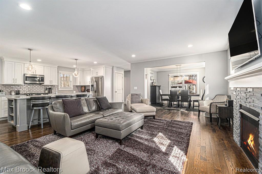 907 E 6TH Street, Royal Oak, MI 48067 — Photo 8