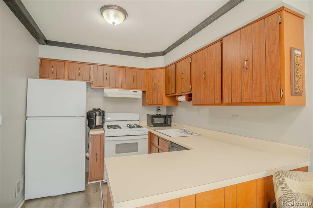 8684 Edgewater Lane, 14, Warren, MI 48093 — Photo 8