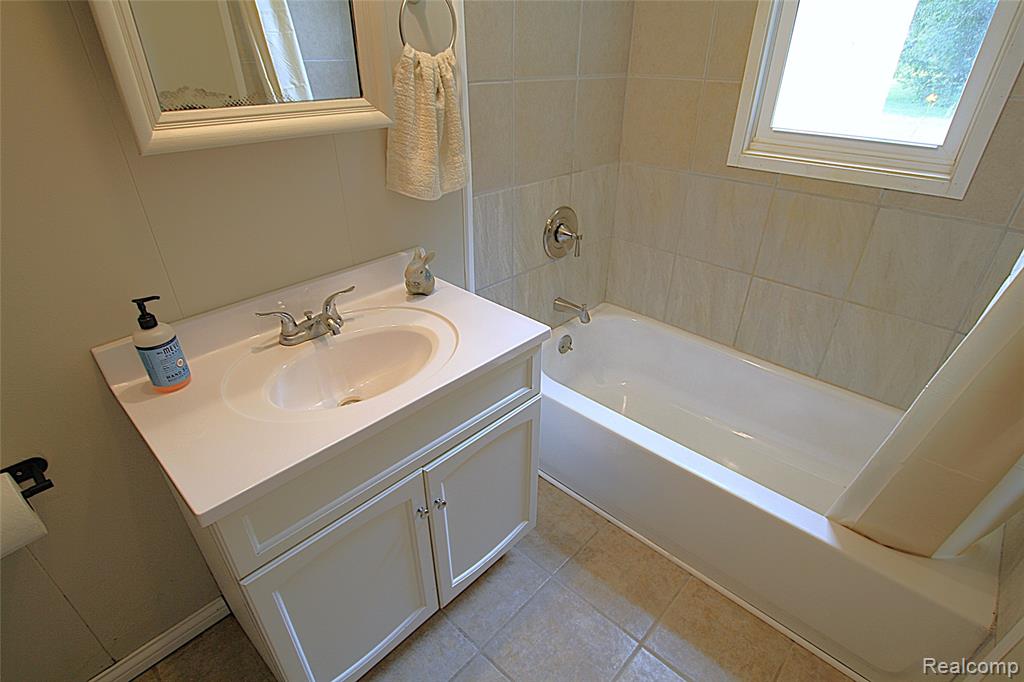 5964 Kader Drive, Flint, MI 48506 — Photo 11