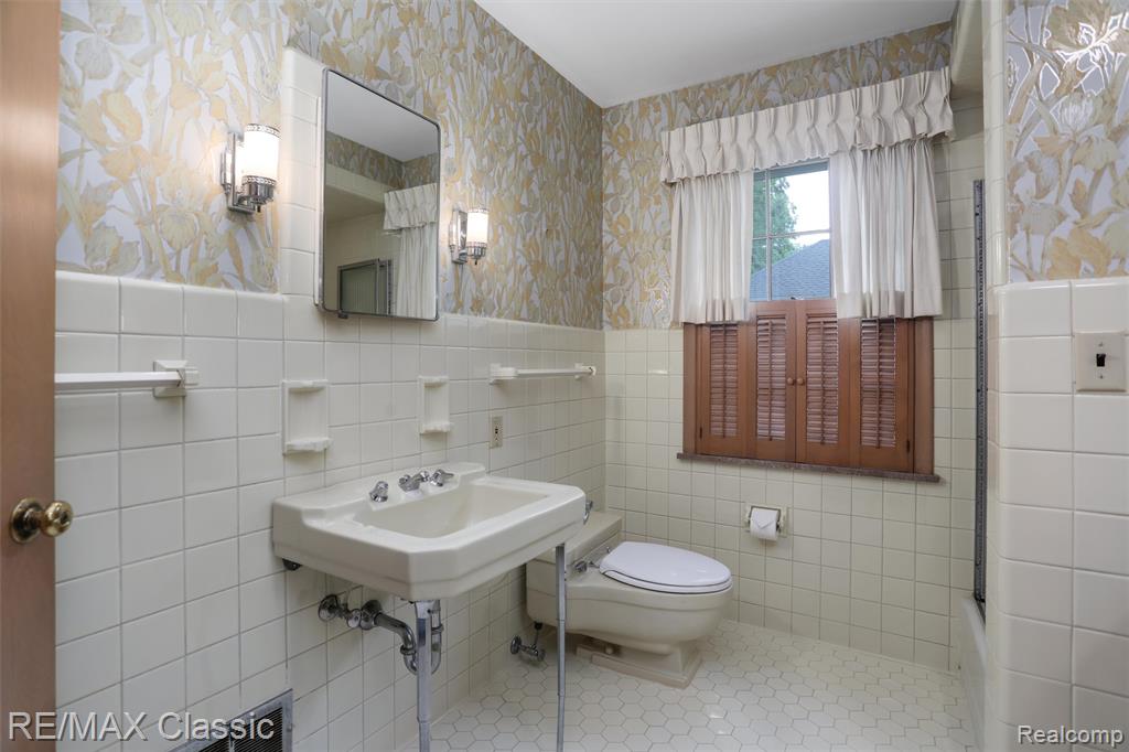 830 JONATHAN Lane, Bloomfield Hills, MI 48302 — Photo 24