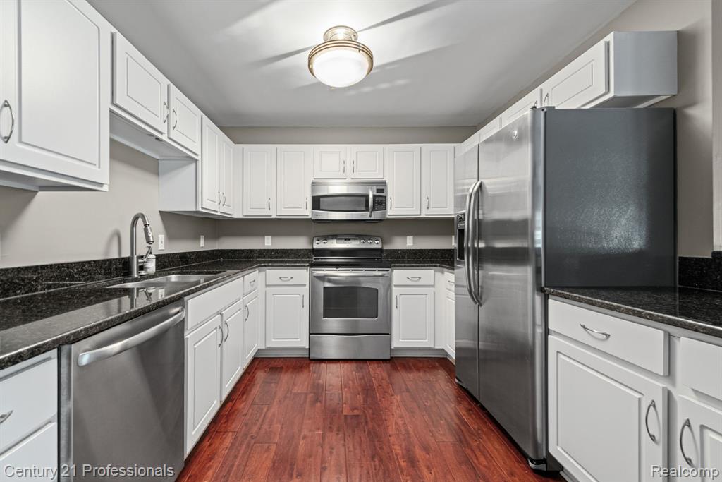 412 Boardwalk Drive, Walled Lake, MI 48390 — Photo 16